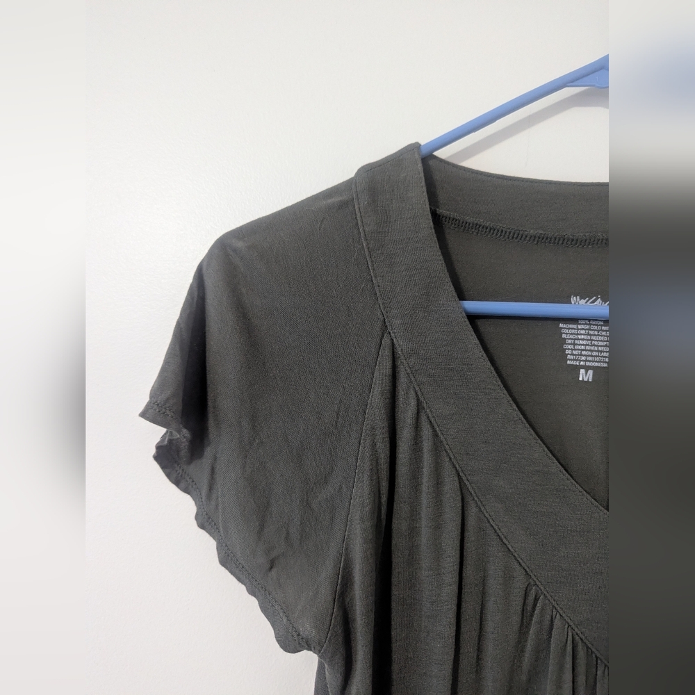 Mossimo Women's V-Neck Green Flowy T-Shirt - Size Medium Great Condition Casual - Picture 4 of 4